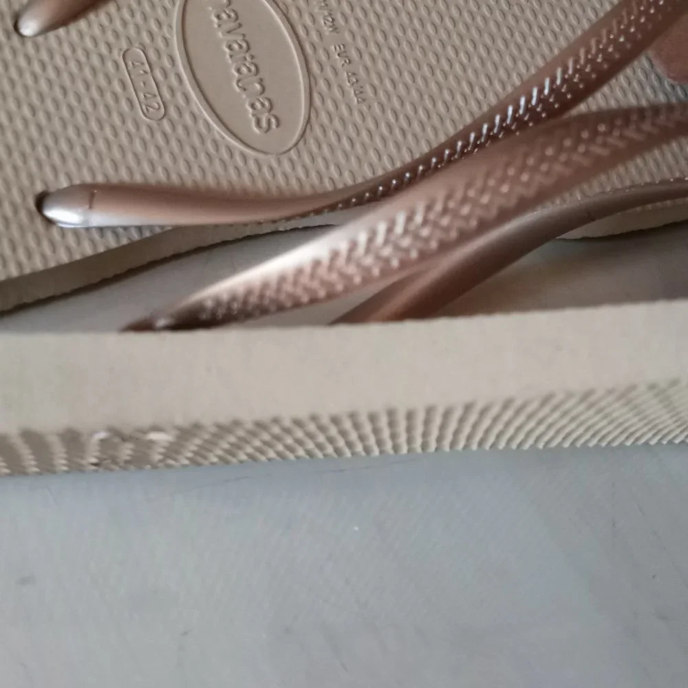 'havaianas' Slim Flip Flop NWT Size11/12 Matt Gold - Picture 3 of 9